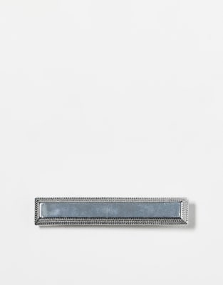 tie bar with edge detail in silver tone