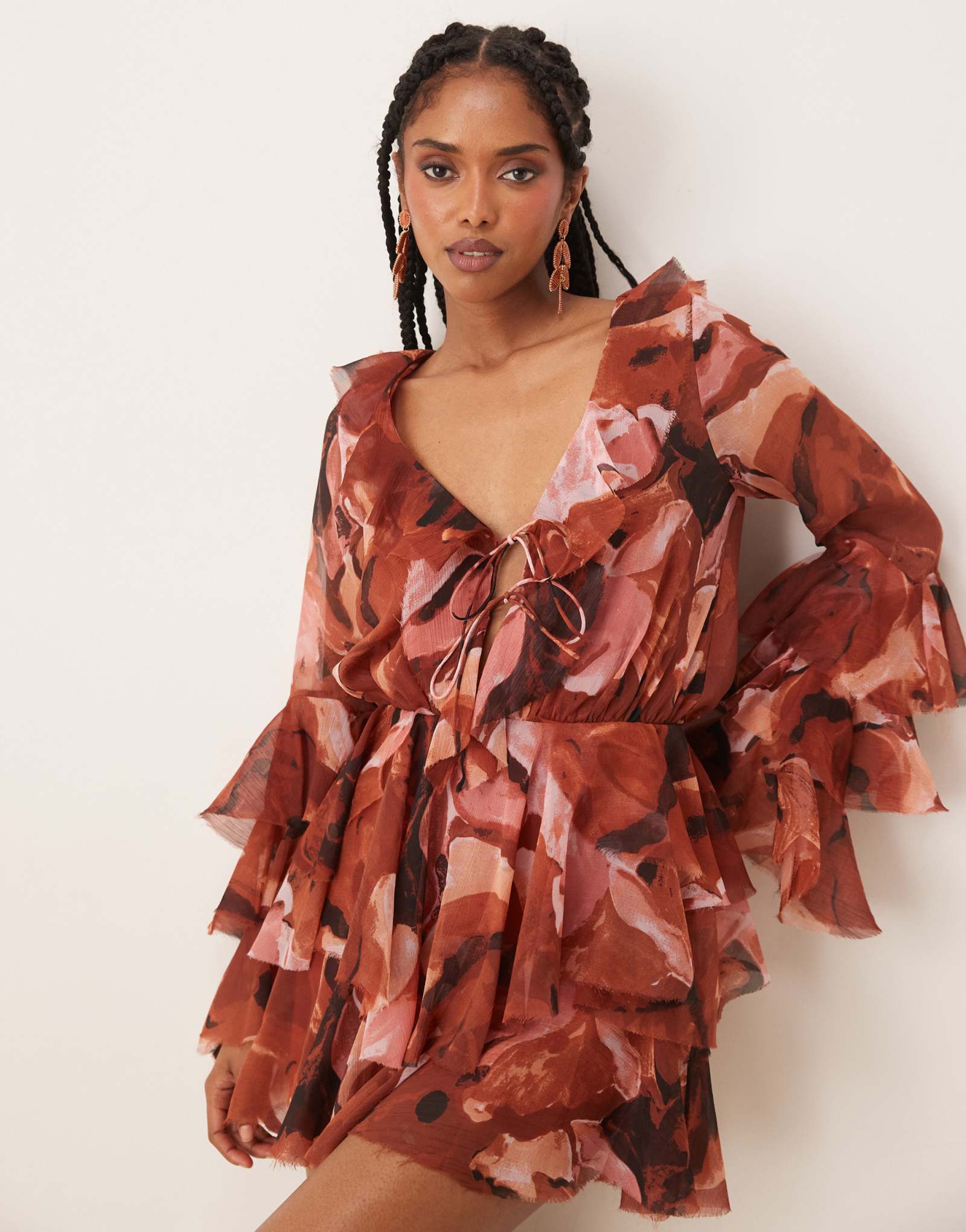 Комбинезон с длинными рукавами и оборками спереди от ASOS DESIGN на завязках с абстрактным принтом