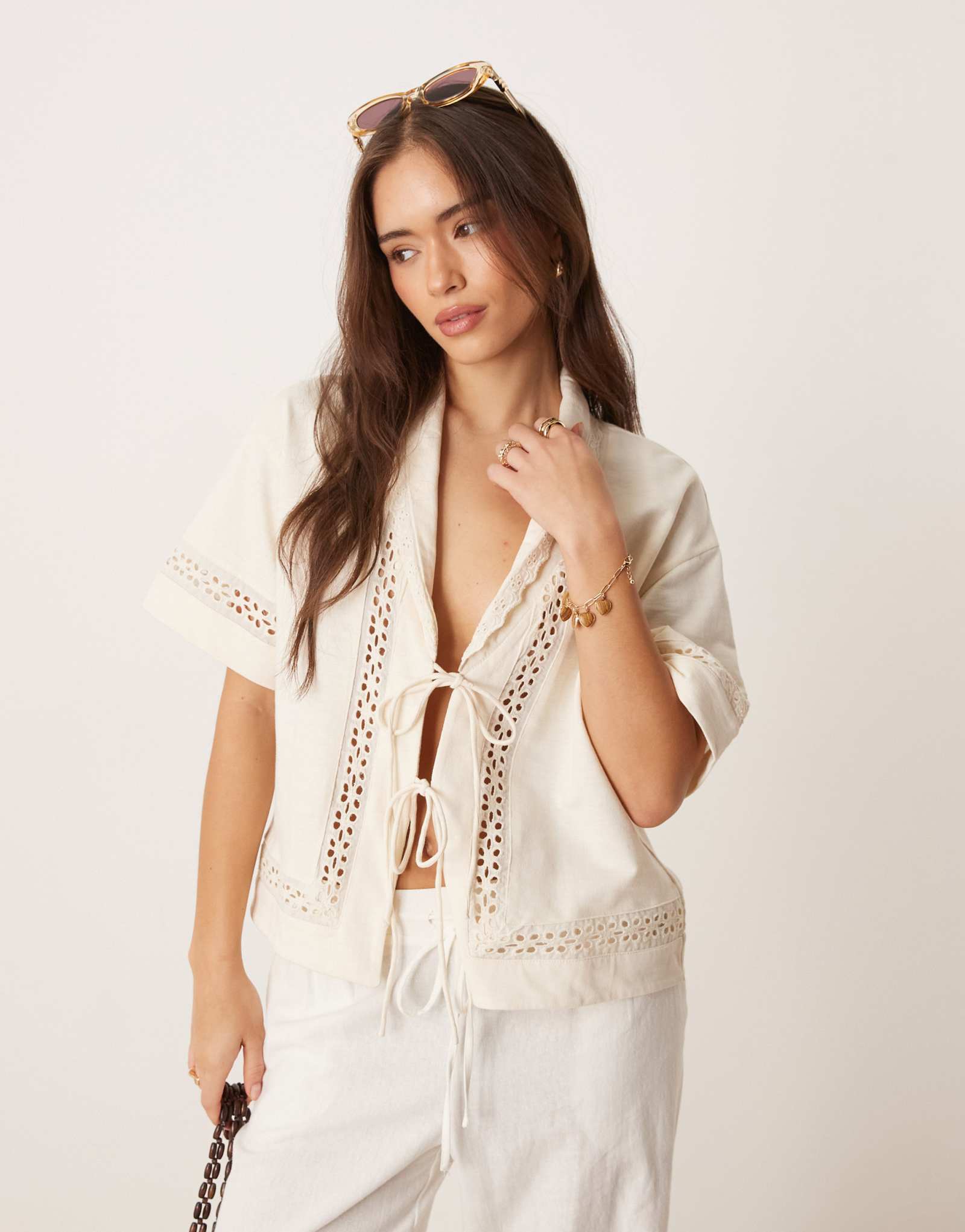 Топ с завязками спереди от ASOS DESIGN с воротником и кружевной отделкой кремового цвета