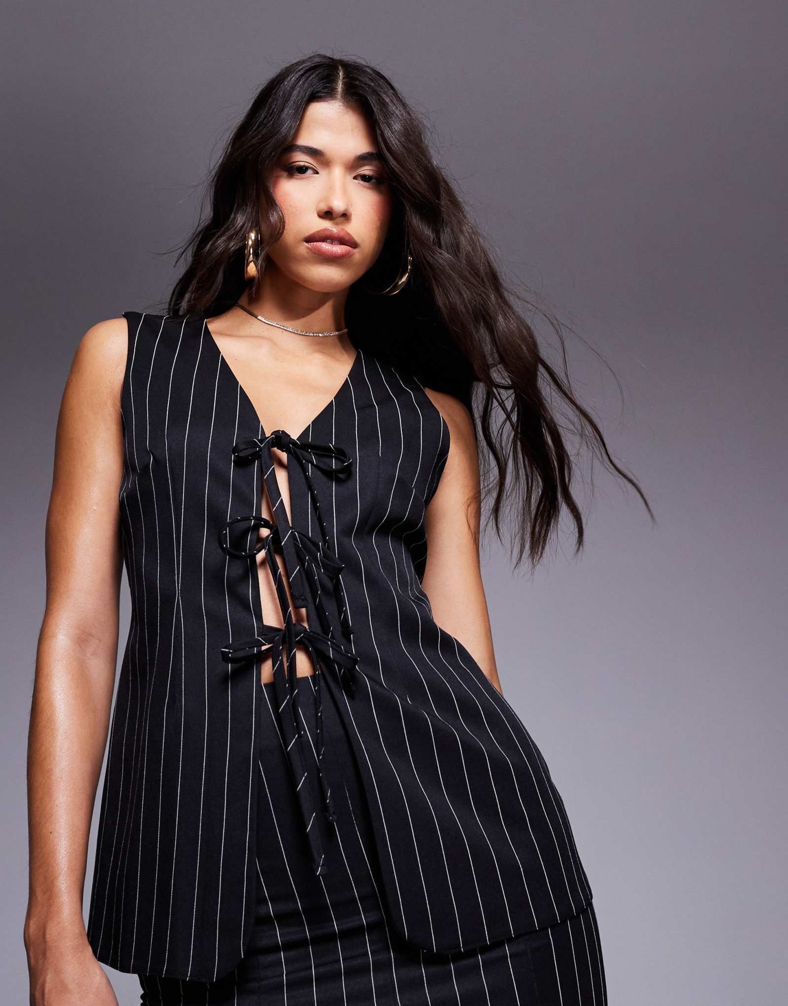 ДИЗАЙНЕРСКИЙ жилет ASOS с завязками спереди в черную полоску - часть комплекта