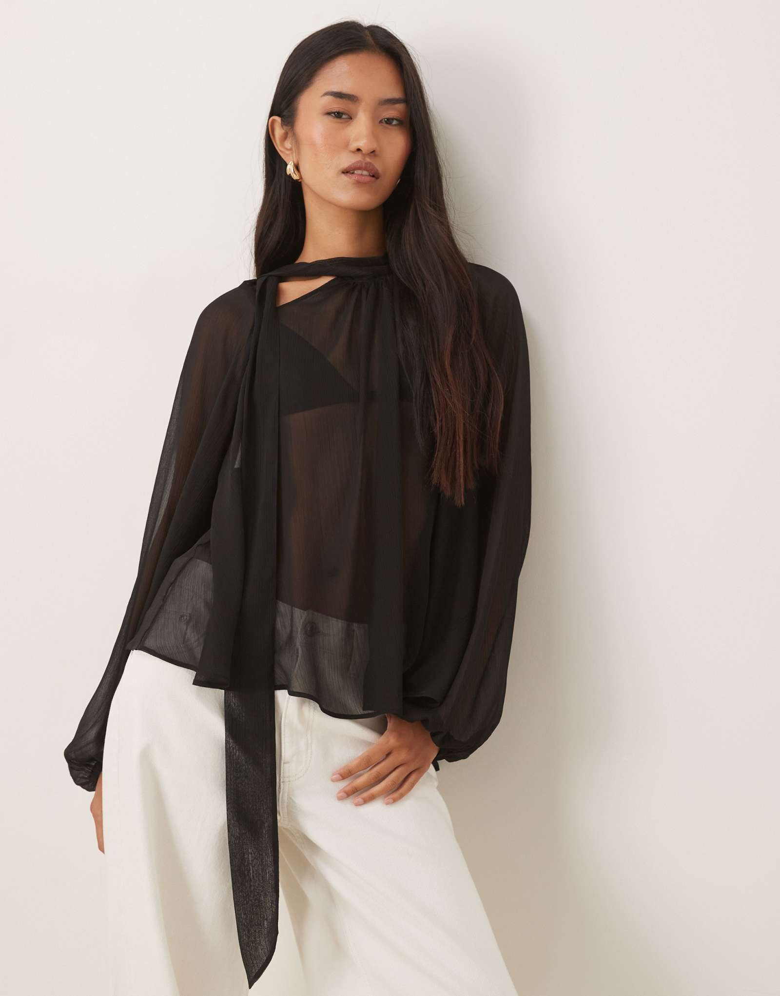 Объемная блузка с завязками на шее от ASOS DESIGN черного цвета