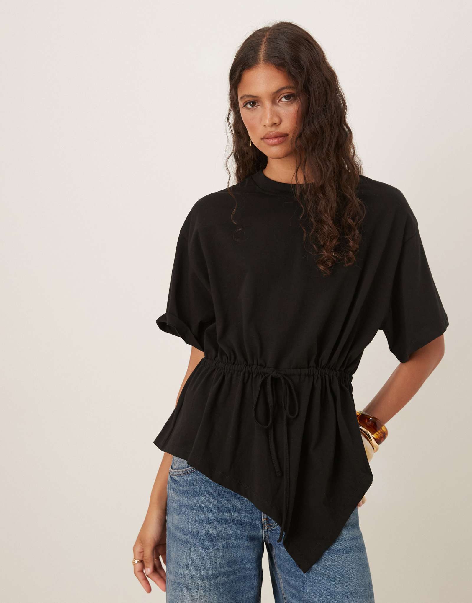 ДИЗАЙНЕРСКАЯ футболка ASOS с завязками на талии и драпировкой черного цвета