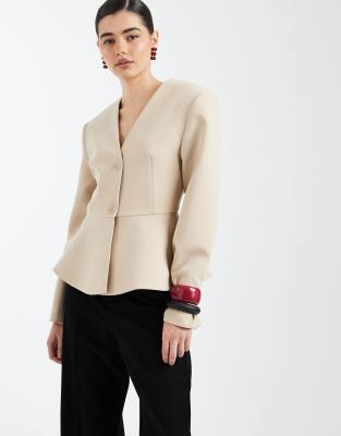 ASOS DESIGN - Tief ausgeschnittener Blazer in Camel mit Schößchen-Neutral