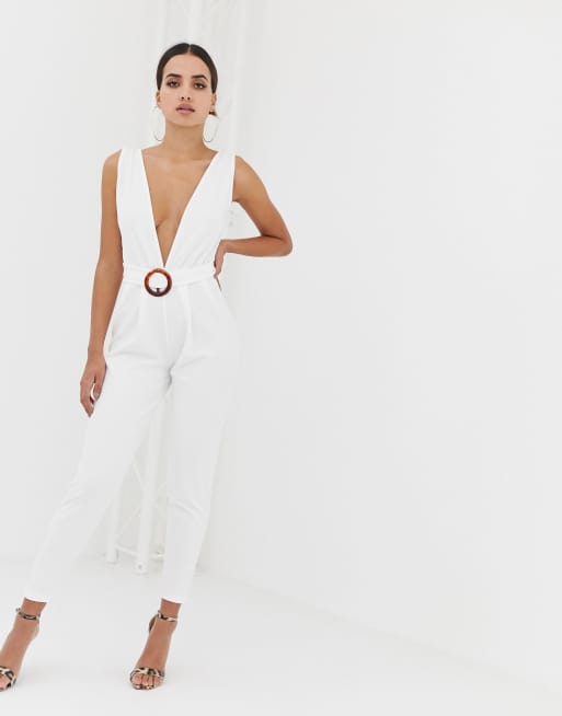 ASOS DESIGN Tief ausgeschnittener Jumpsuit in Karottenform mit Gurtel mit Schnalle ASOS