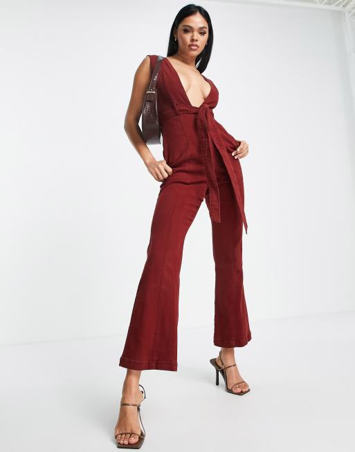 ASOS DESIGN Tief ausgeschnittener Twill Jumpsuit mit Bindegurtel in verwaschenem Rot ASOS