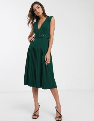 ASOS DESIGN – Tief ausgeschnittenes Midi-Plissee-Kleid mit Bindegürtel |  ASOS