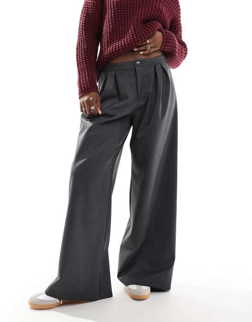 ASOS DESIGN – Tief sitzende Hose in Grau mit Bundfalten und weitem Bein