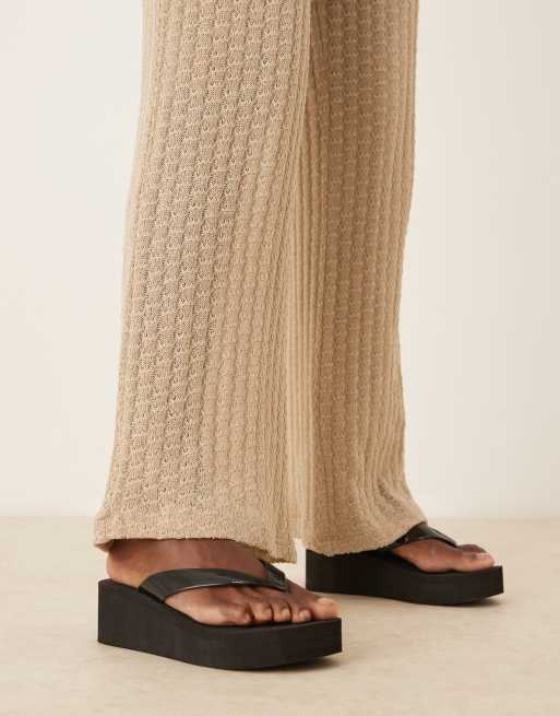 ASOS DESIGN - Tigerlily - Teenslippers met sleehak en plateauzool in zwart, 4 van 4