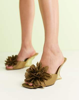 ASOS DESIGN - Tilly - Keilabsatz-Mules in Olivgrün mit Ansteckblumen-Design