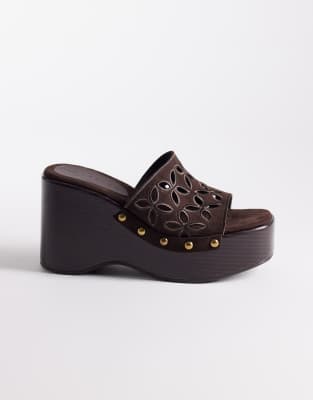 ASOS DESIGN - Tilly - Keilabsatz-Sandalen aus schokobraunem Leinen mit Cut-out-Design-Brown