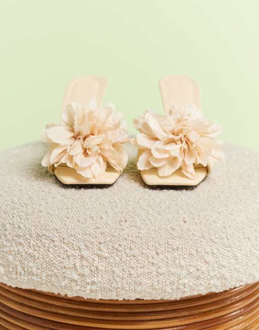 ASOS DESIGN - Tilly - Muiltjes met sleehak en corsage-afwerking in lichtgeel, 2 van 4