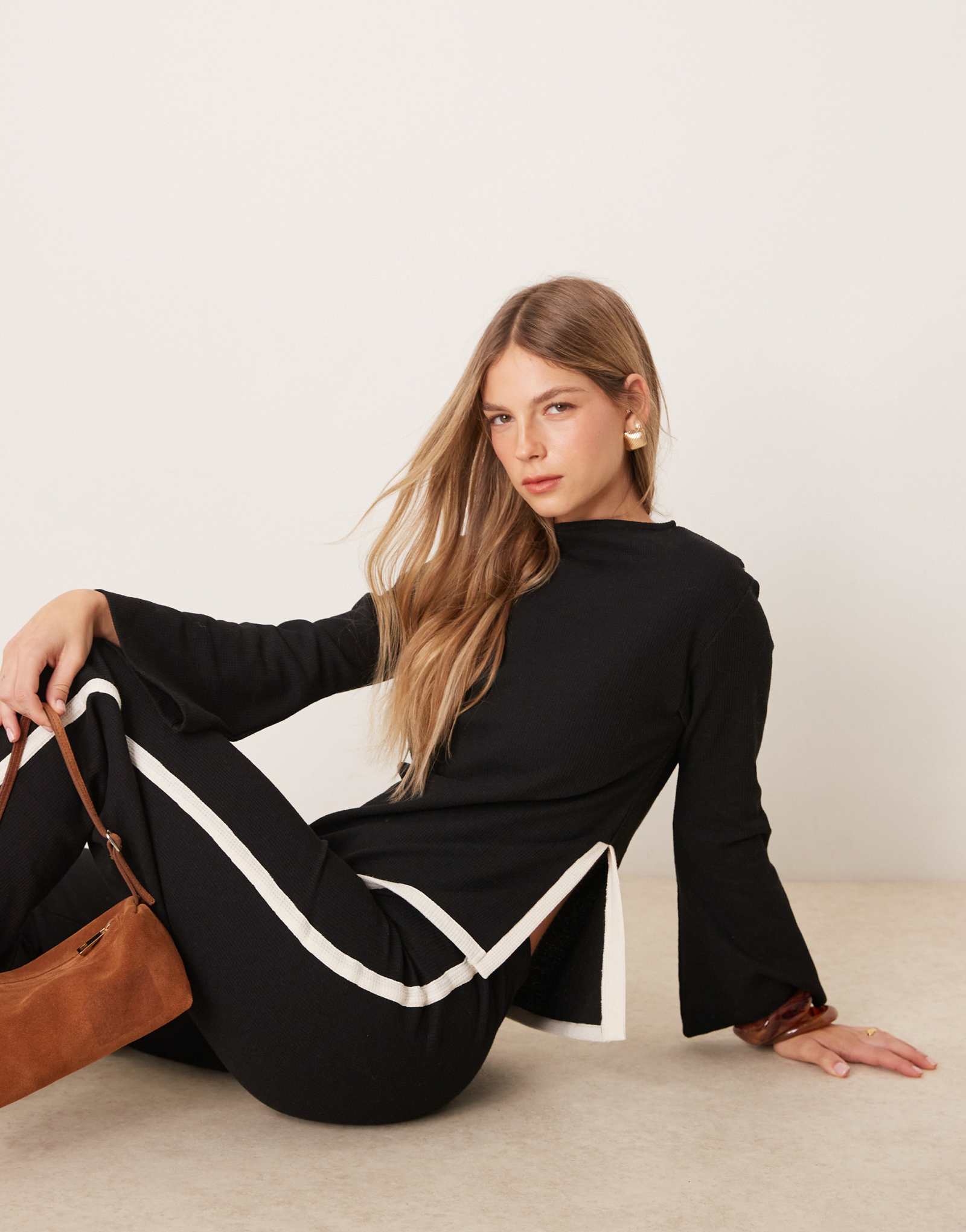 ДИЗАЙНЕРСКИЙ вафельный топ ASOS с расклешенным рукавом черного цвета - часть комплекта