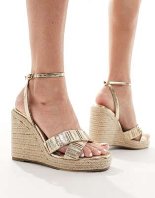 ASOS DESIGN - Tiptoe - Espadrilles in Gold mit überkreuzten Riemen und Keilabsatz-Goldfarben