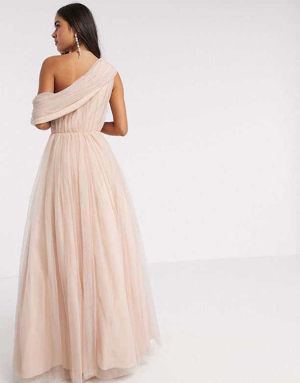 ASOS DESIGN – Tiulowa sukienka maxi z odkrytym ramieniem w kolorze szampana Jasny szampan Szczególny 