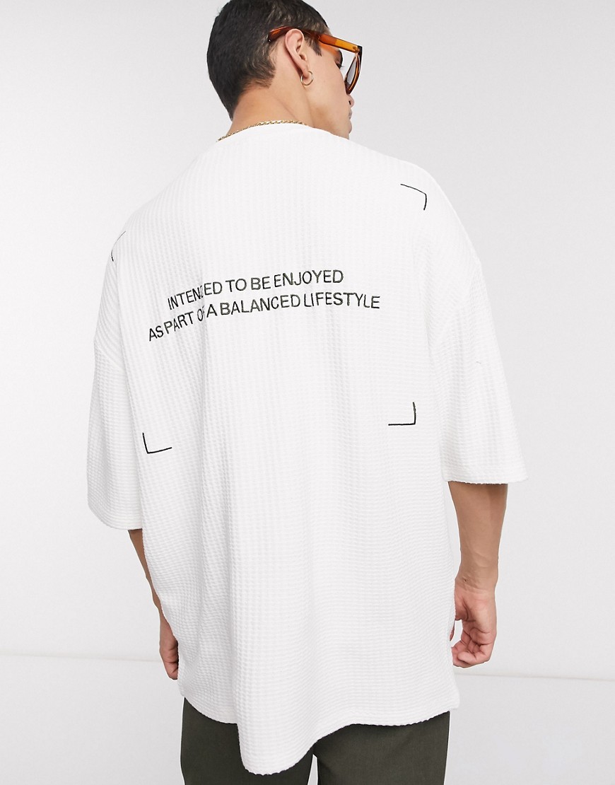 ASOS DESIGN – Tjock t-shirt i oversize och våfflad struktur med broderad slogan baktill-Vit