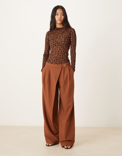 ASOS DESIGN – Tobaksbruna, figursydda byxor med asymmetrisk omlott, vida ben och spänne - view 1