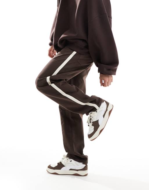 ASOS DESIGN - Toelopende baggy broek met strepen op de zijkant in bruin
