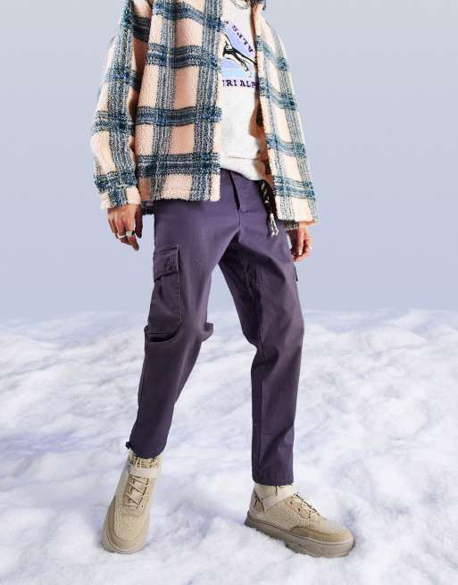 ASOS DESIGN - Toelopende cargobroek in marineblauw met wassing en sleutelhanger