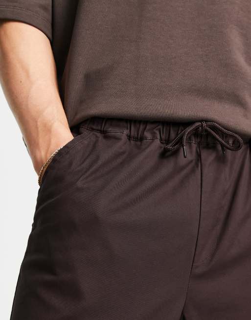 ASOS DESIGN - Toelopende chino met elastische taille in donkerbruin , 3 van 4