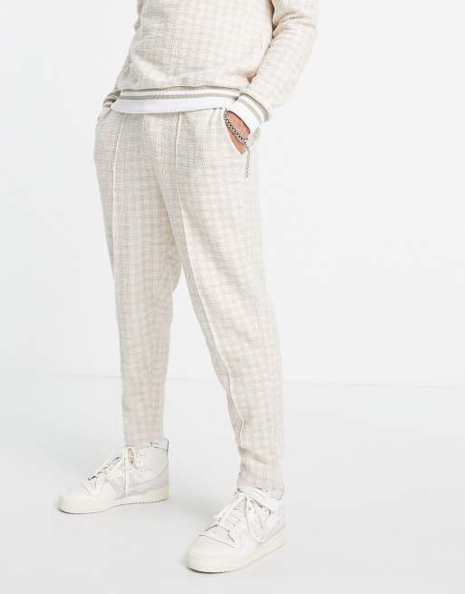 ASOS DESIGN - Toelopende nette joggingbroek van geruite stof met structuur, vaste zoom en plooitjes, 3 van 4