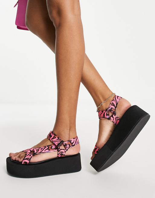 ASOS DESIGN – Token – Sportliche Sandalen in Rosa mit dicker, flacher Plateausohle 