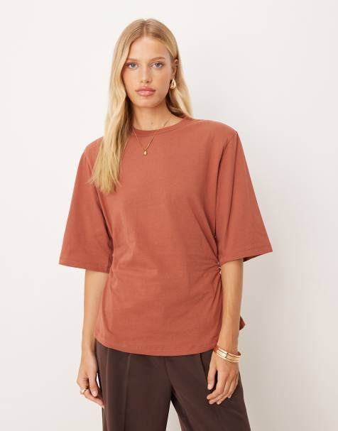 ASOS DESIGN - Tomatrød T-shirt med tætsiddende talje og skulderpuder - view 1