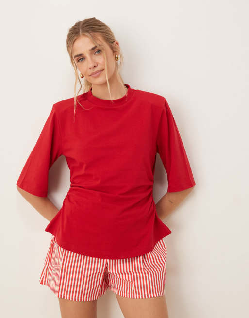 ASOS DESIGN – Tomatröd t-shirt med indragen detalj och axelvaddar