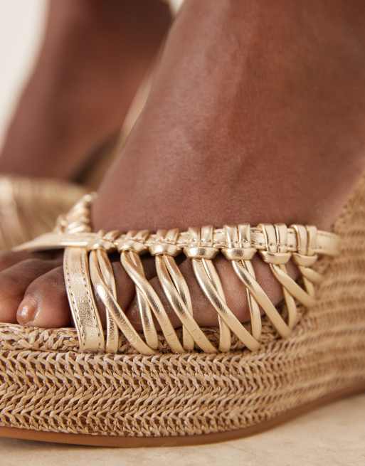 ASOS DESIGN – Toni – Sandalen in Gold mit Keilabsatz und Flechtdesign, 3 von 4