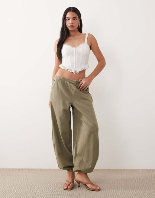 ASOS DESIGN - Top a corsetto in pizzo bianco con volant sul fondo, 4 di 6