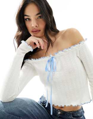 ASOS DESIGN - Top à encolure Bardot en maille pointelle avec mini volants et nœud devant - Ivoire