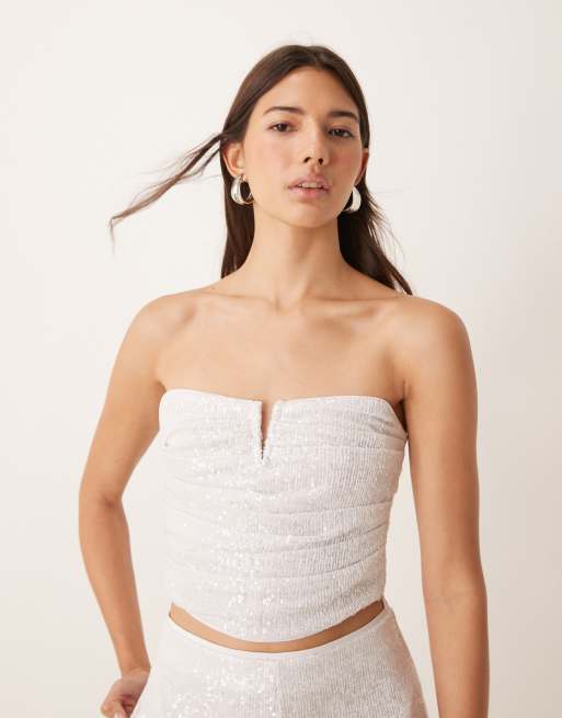 ASOS DESIGN - Top a fascia arricciato bianco con finiture e paillettes in coordinato