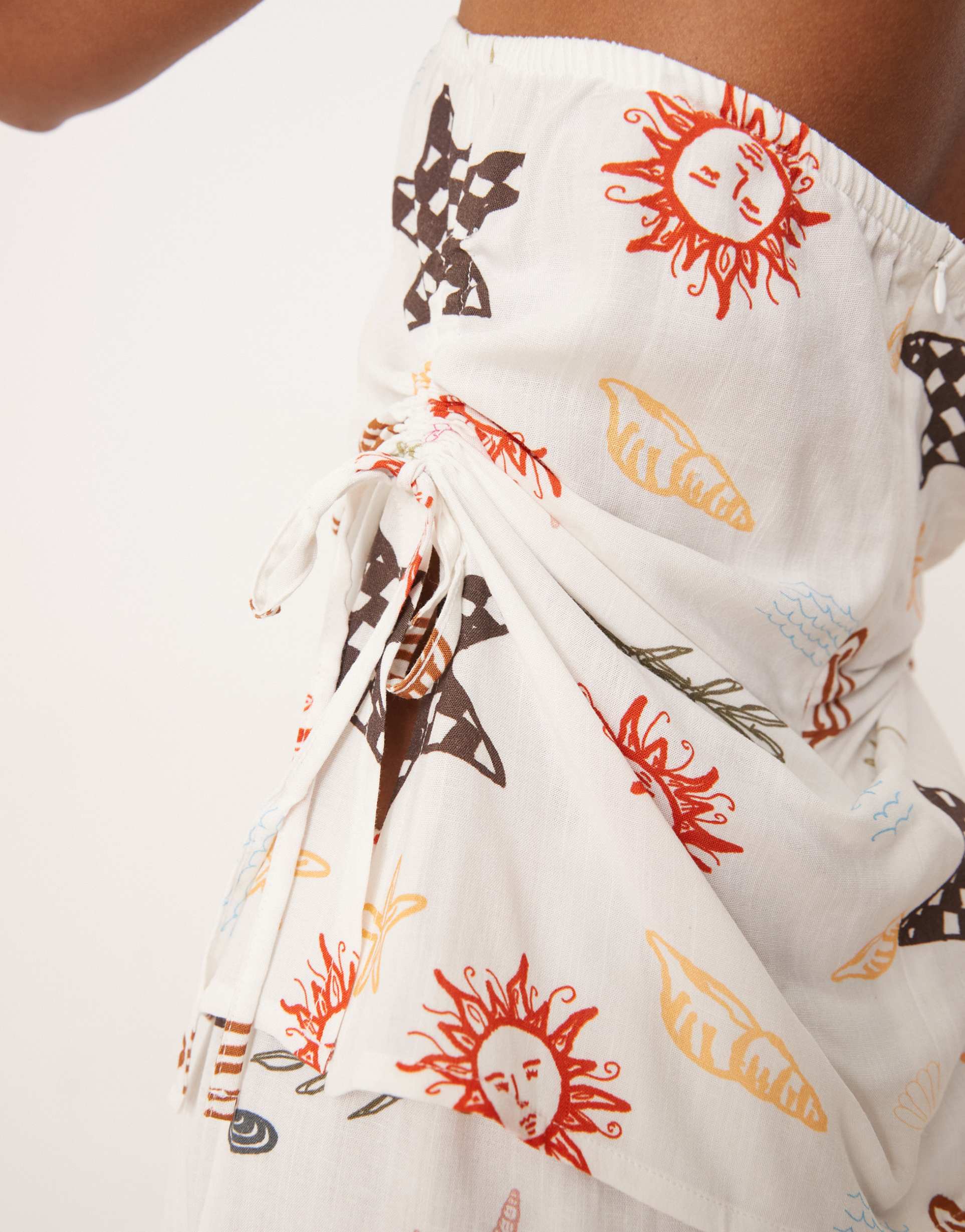 ASOS DESIGN - Top a fascia con arricciature laterali in misto lino con stampa a tema vacanza in coordinato