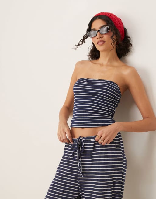 ASOS DESIGN - Top a fascia taglio lungo a righe blu navy in coordinato