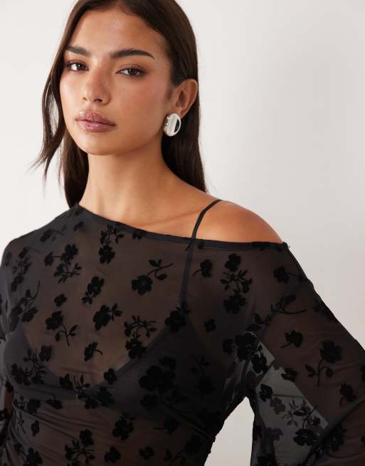ASOS DESIGN top à manches évasées floqué avec ourlet asymétrique en noir, 2 de 4