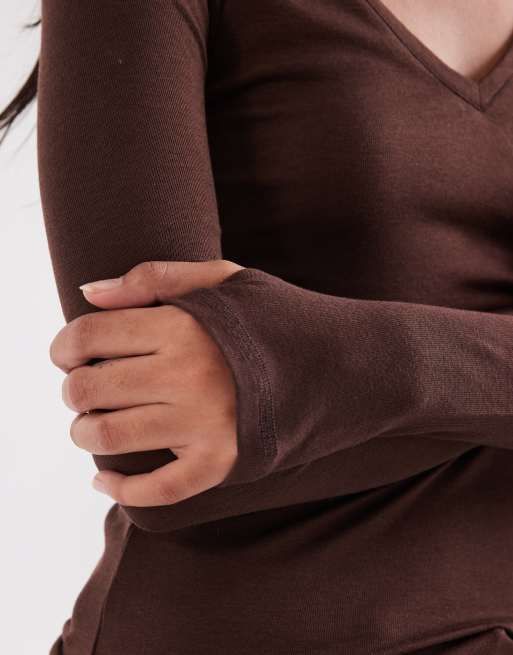 ASOS DESIGN top à manches longues en mélange de lyocell à col V en chocolat, 3 de 4