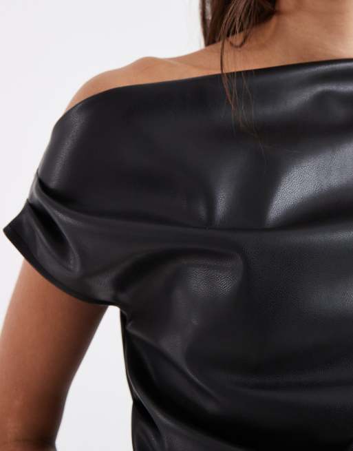 ASOS DESIGN - Top a maniche corte asimmetrico in similpelle PU nero con spalle scoperte, 3 di 4