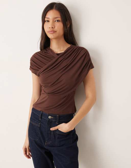 ASOS DESIGN - Top a maniche corte avvolgente e drappeggiato color cioccolato