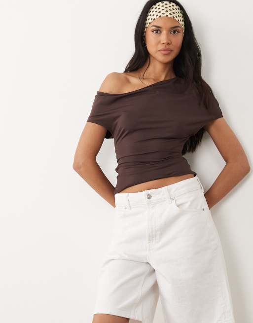 ASOS DESIGN - Top a maniche corte color cioccolato con spalle scoperte e laccetti