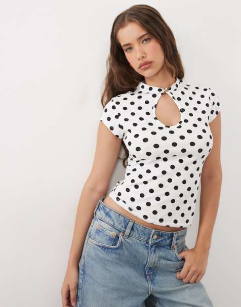 ASOS DESIGN top a maniche corte con colletto alla coreana in maglia a coste a pois bianco e nero - view 1