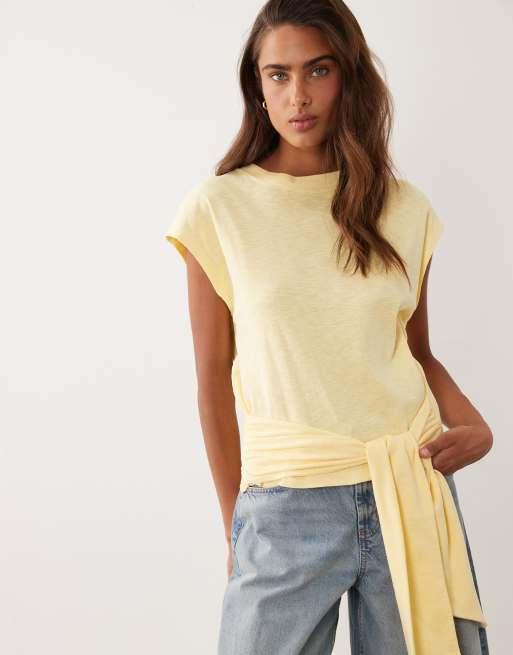 ASOS DESIGN top a maniche corte con dettaglio annodato in giallo burro