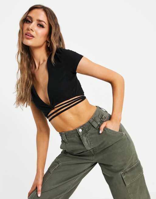 ASOS DESIGN - Top a maniche corte con scollo profondo e laccetti avvolgenti, colore nero