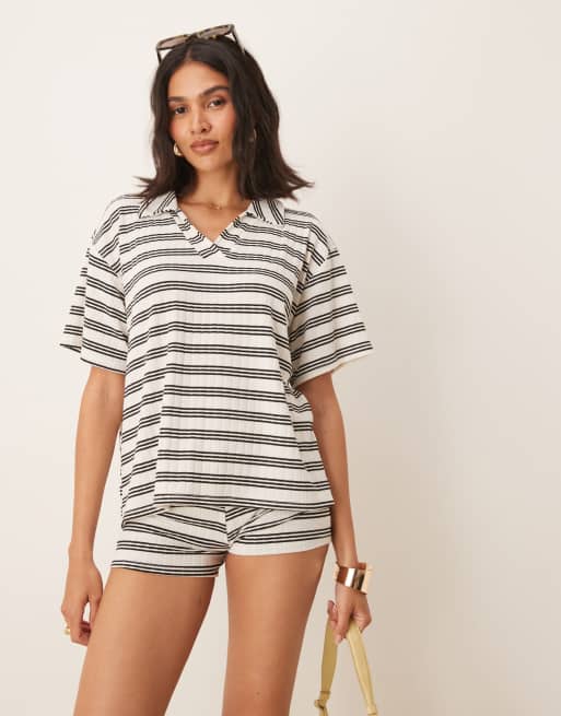 ASOS DESIGN - Top a maniche corte monocromatico a righe con colletto stile rugby in coordinato