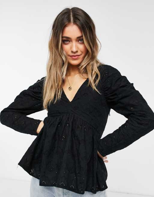 ASOS DESIGN - Top a maniche lunghe ad ali di pipistrello in pizzo nero