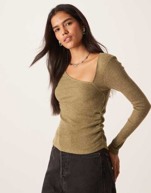 ASOS DESIGN - Top a maniche lunghe arricciato in vita con scollo asimmetrico morbido al tatto verde oliva