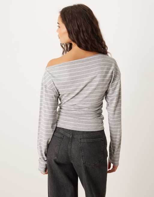 ASOS DESIGN - Top a maniche lunghe asimmetrico stretto in vita grigio a righe, 2 di 4