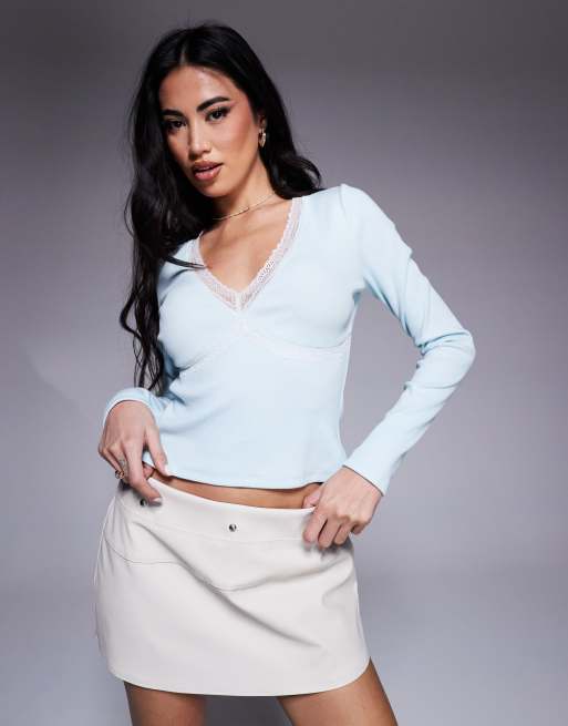 ASOS DESIGN - Top a maniche lunghe blu con scollo profondo e dettagli in pizzo