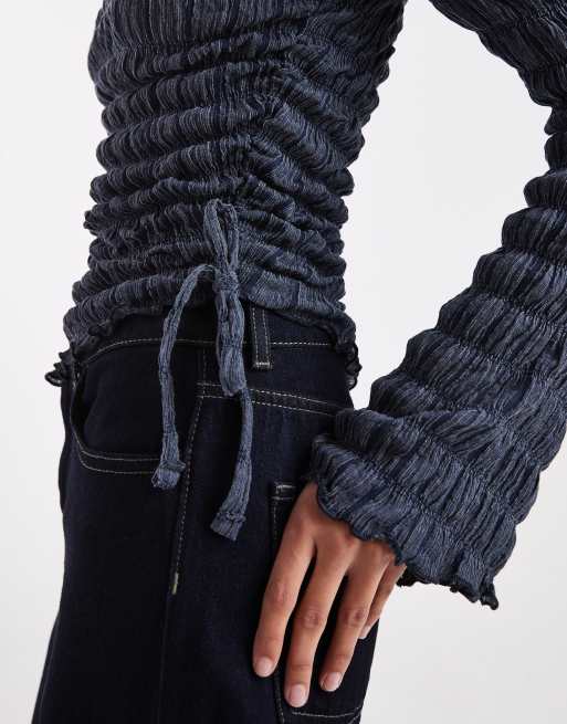 ASOS DESIGN - Top a maniche lunghe blu lavaggio acido testurizzato con coulisse laterale e scollo a barchetta, 2 di 4