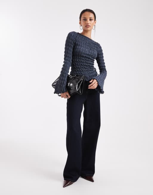 ASOS DESIGN - Top a maniche lunghe blu lavaggio acido testurizzato con coulisse laterale e scollo a barchetta, 3 di 4
