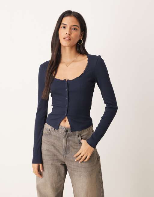ASOS DESIGN - Top a maniche lunghe blu navy a coste con bottoni e dettagli in pizzo