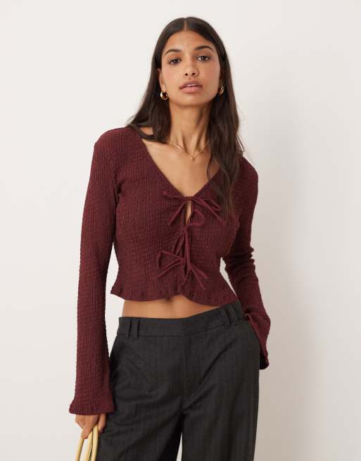 ASOS DESIGN - Top a maniche lunghe bordeaux testurizzato allacciato sul davanti